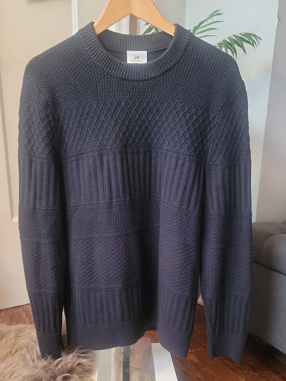 H&M Men's Black Standard Fit Sweater Size M